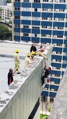 Funcionária fica pendurada no 9º andar de prédio em Curitiba