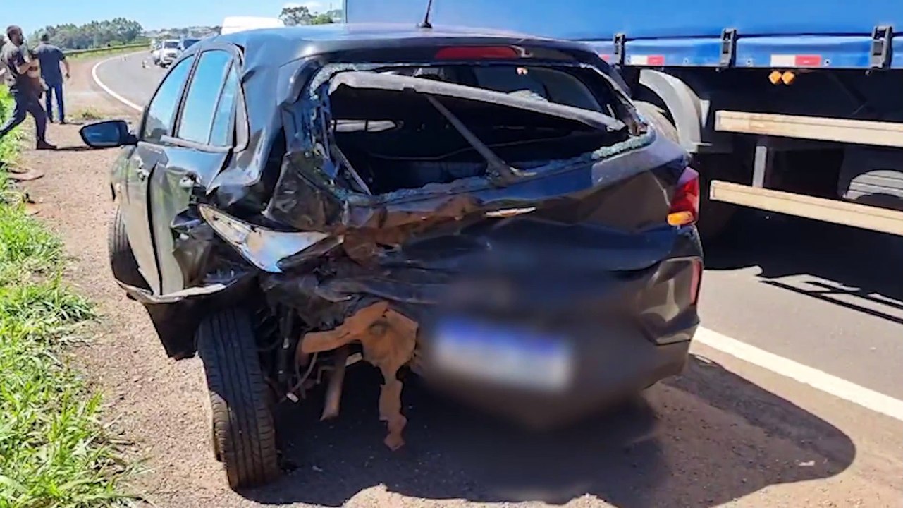 Carros ficam destruídos em acidente de trânsito na PRc-467, em Cascavel