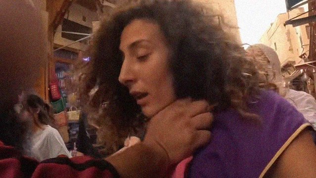 إسرائيلية تُثير جدلا في سوق بمدينة فاس