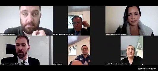 Réu se esconde embaixo de mesa durante audiência virtual