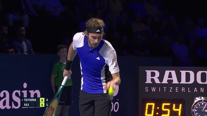 Скачать видео: Bâle - Fils domine Tsitsipas et file en demi-finales