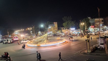 सजे-धजे चौराहे दे रहे दीप पर्व का संदेश