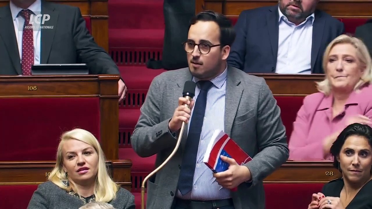 Incident à l'Assemblée Nationale quand Sandrine Rousseau fait un bras d'honneur à un député du Rassemblement National puis présente ses excuses: "Cela n'avait pas sa place dans l'hémicycle"