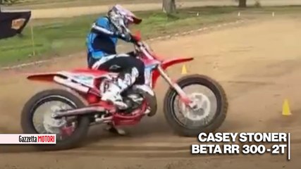 Casey Stoner: con una Beta 300 2 tempi si allena per correre ad Eicma 2024
