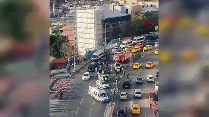 İstanbul-Beyoğlu’nda takla atan araçta sıkışan sürücü vatandaşlar tarafından kurtarıldı