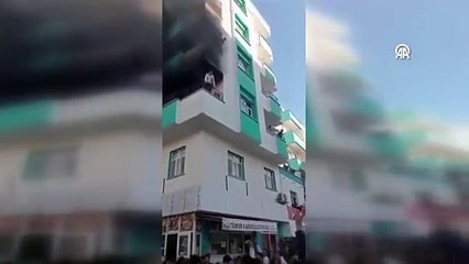 Yangında mahsur kalan 2 çocuk vatandaşların açtığı battaniyeye atlayıp kurtuldu