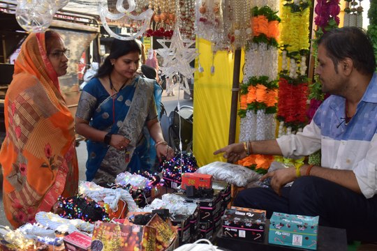 सडक़ों पर निकलने लगा बाजार, दुकानों पर सजे सामान