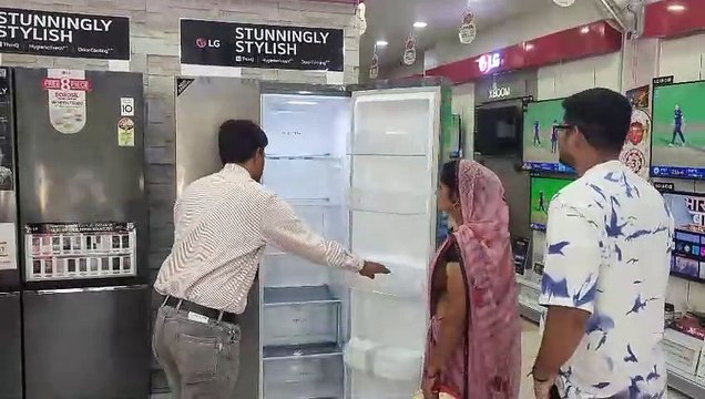 धनतेरस नजदीक आने के साथ सजे बाजार दुकानों के सामने लगे बोर्ड, और सामान भी