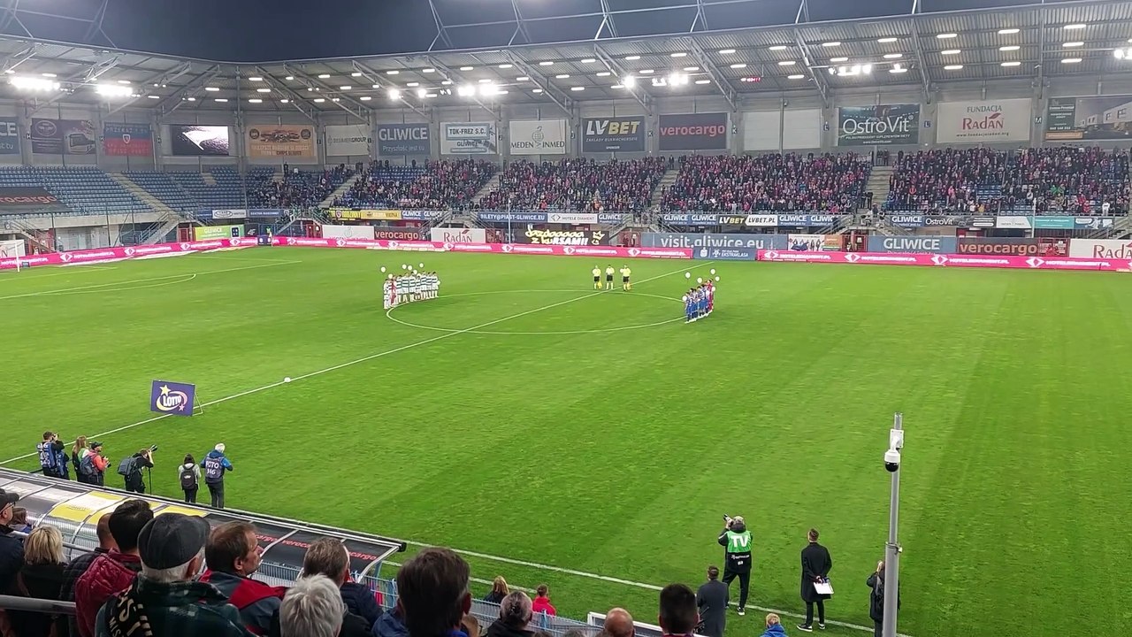 Minuta ciszy przed meczem Piast Gliwice - Lechia Gdańsk dla kibiców Lechii, którzy zginęli w karambolu
