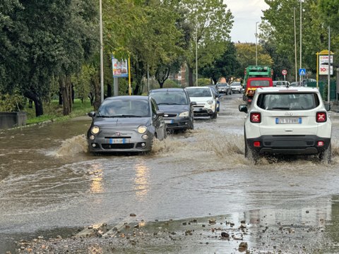 Maltempo in citt?, strade trasformate in fiumi
