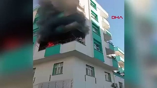 Genç kız ve çocuk yangından battaniyeye atlayarak kurtuldu