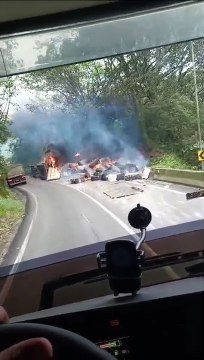 Caminhão com carga de algodão tomba e pega fogo em rodovia do litoral de SP; VÍDEO