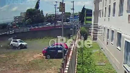 Motorista perde controle, 'voa' sobre avenida e colide contra muro