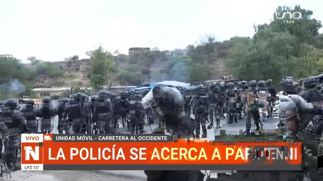 Policía gasifica bloqueadores en Parotani y busca despejar ruta al occidente