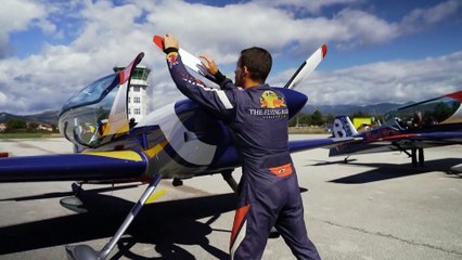 Proeza acrobática arriscada sob a ponte mais alta da Europa