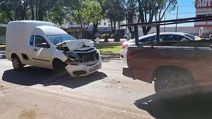 Engavetamento entre Toro, S10 e Montana deixa trânsito lento na Avenida Brasil