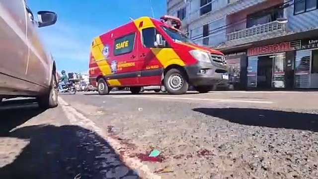 Motociclista fica inconsciente após bater a cabeça em acidente de trânsito no Centro