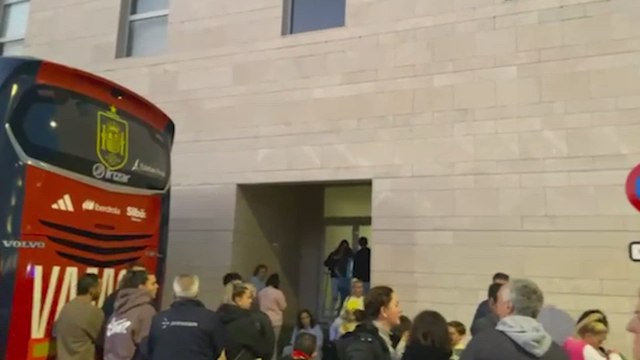 LOCURA con JENNI HERMOSO y ALEXIA PUTELLAS en el recibimiento a la SELECCIÓN FEMENINA