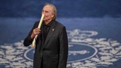El emocionante momento de Serrat cantando ante la Familia Real en los Premios Princesa de Asturias
