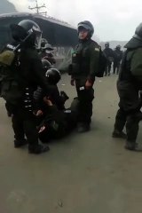 ENFRETAMIENTO ENTRE POLICÍA Y BLOQUEADORES