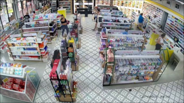 Câmera mostra mulher furtando três perfumes em farmácia no Centro