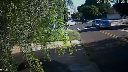Câmera registra acidente no Bairro Santa Cruz