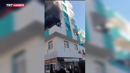 Yangında mahsur kalan çocuklar 2. kattan atlayarak kurtuldu
