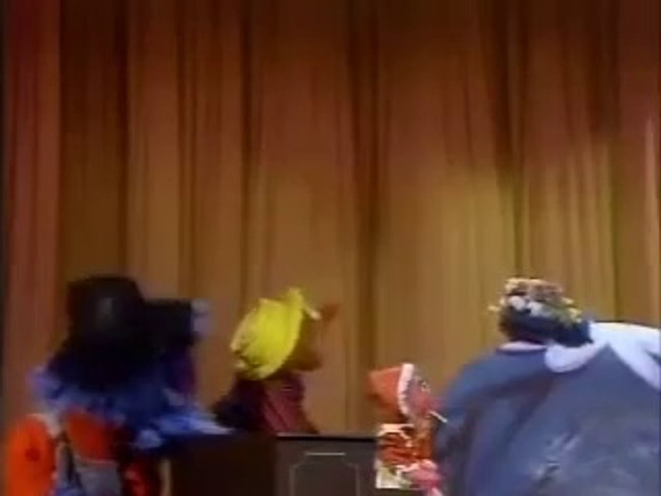 Sesame Street - "She'll Be Comin' Round the Mountain" pageant (replace Version)