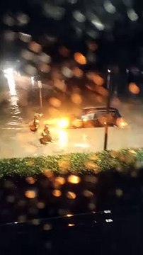 Rimane bloccata con l'auto nella strada diventata un fiume