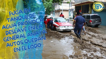 Fuga en tanque de agua provoca deslave en la General Anaya; autos quedan en el lodo