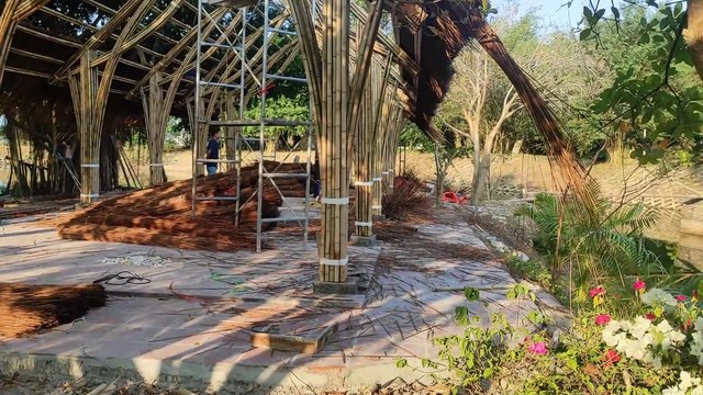 Cận cảnh quá trình xây dựng nhà tre lợp mái lá của Tre trúc Ngọc Dương tại Vĩnh Yên, Vĩnh Phúc