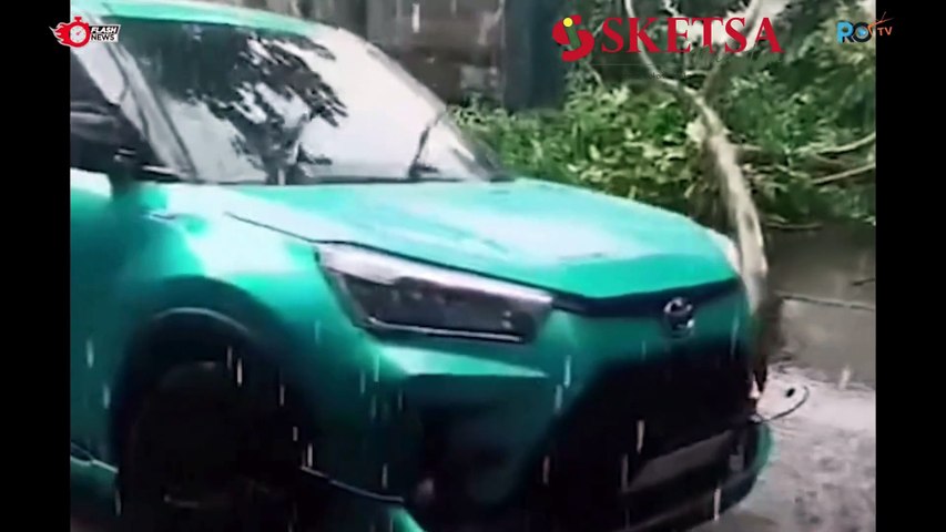 Anak Sekolah Angkat Pohon Tumbang akibat Hujan Lebat di Bandung.