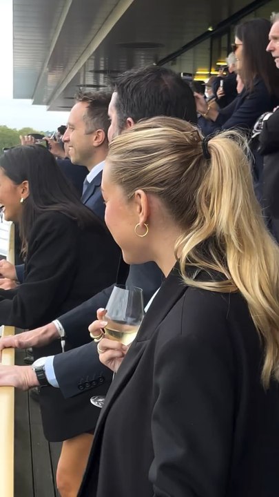 #retoursur … Course hippique : Tony Parker extasié devant la victoire de sa pouliche en lice lors du Qatar Prix de la Forêt à #ParisLongchamp, la pouliche Ramatuelle #tonyparker #ramatuelle #qatarprixdelaforet #coursehippique