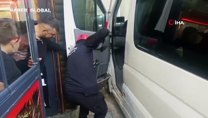 Minibüse giren yılan ödünü kopardı