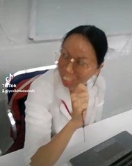 Cô giáo cầm bút để nhìn các em