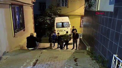 İstanbul- Şişli'de yokuşta bırakılan kargo aracı kayarak binaya çarptı