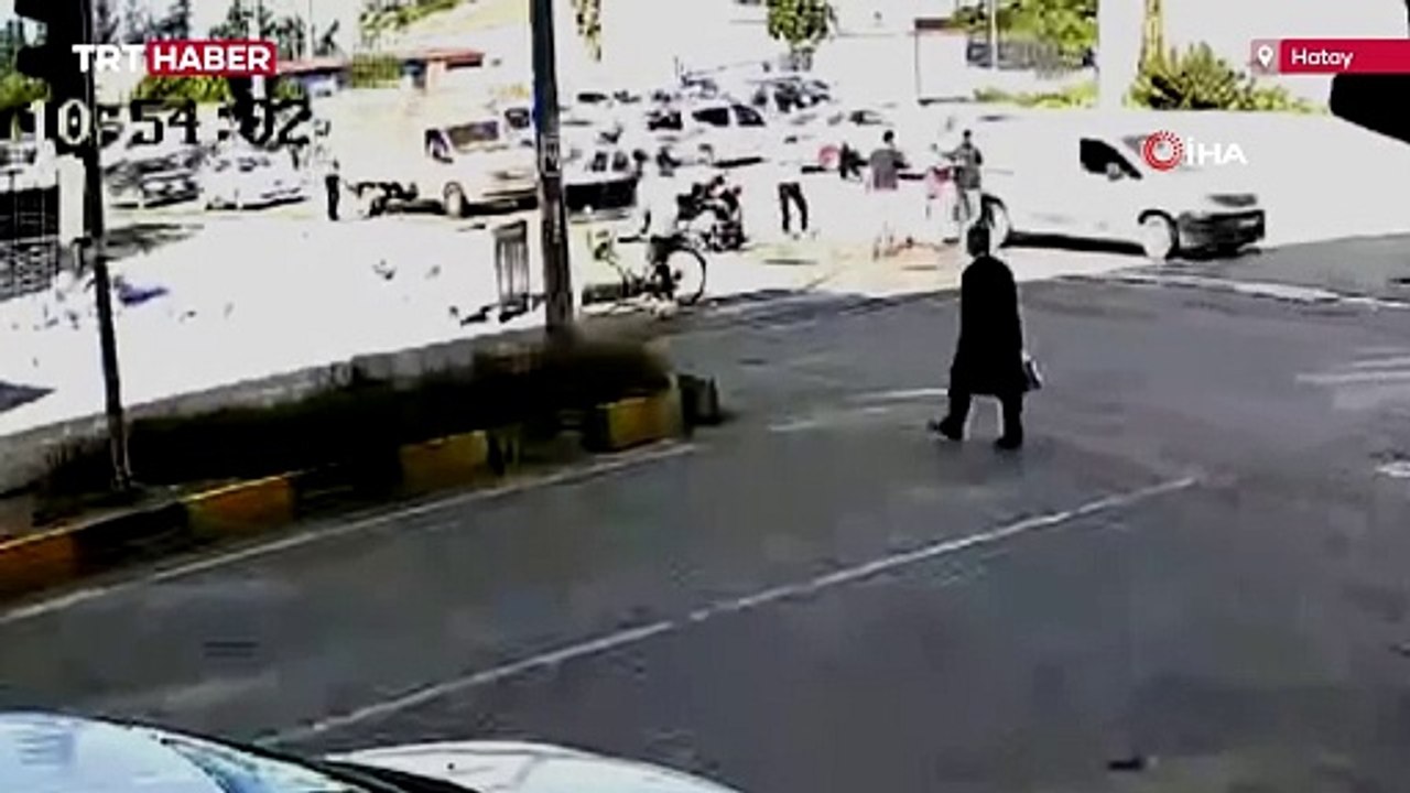 Trafikte tartıştığı motosikletliyi ezmeye çalıştı; o anlar kamerada