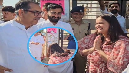 IAS Tina Dabi Seen Bowing Her Head 5 Times In 7 Seconds In Front Of BJP Leader Video Troll