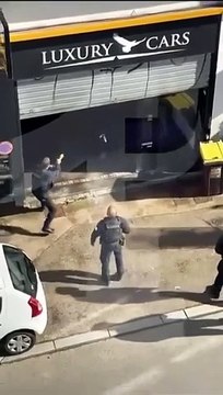 Lorient : Les images effrayantes de policiers attaqués hier par un homme armé d'un sabre qui se jette sur eux et les frappe avant d'être enfin maîtrisé !