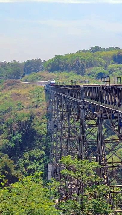 Melewati Jembatan