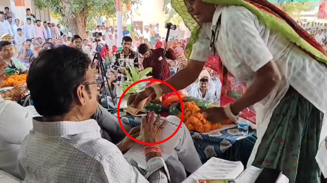 जब मंच पर राजेन्द्र राठौड़ की वारफेर करने पहुंच...