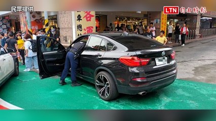 BMW撞進中壢桃園客運總站候車區 50歲駕駛昏迷送醫（民眾提供）