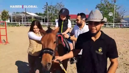 Sakarya'da "özel" bireyler atlı terapiyle hayata bağlanıyor