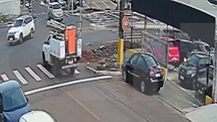 Câmera registra momento em que carro fica encavalado na Avenida Carlos Gomes