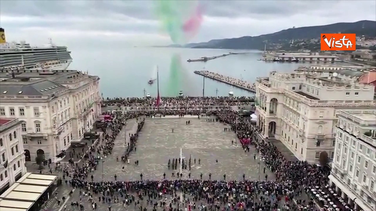 Ecco il volo delle Frecce tricolori a Trieste per i 70 anni dal ritorno della citt? all'Italia
