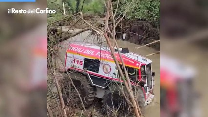 Alluvione a Bologna, cavalli salvati dai vigili del fuoco