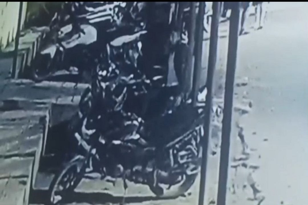 Thief captured in CCTV: मेडिकल कॉलेज अस्पताल से नर्स की स्कूटी चोरी, सीसीटीवी कैमरे में कैद हुई चोर की करतूत