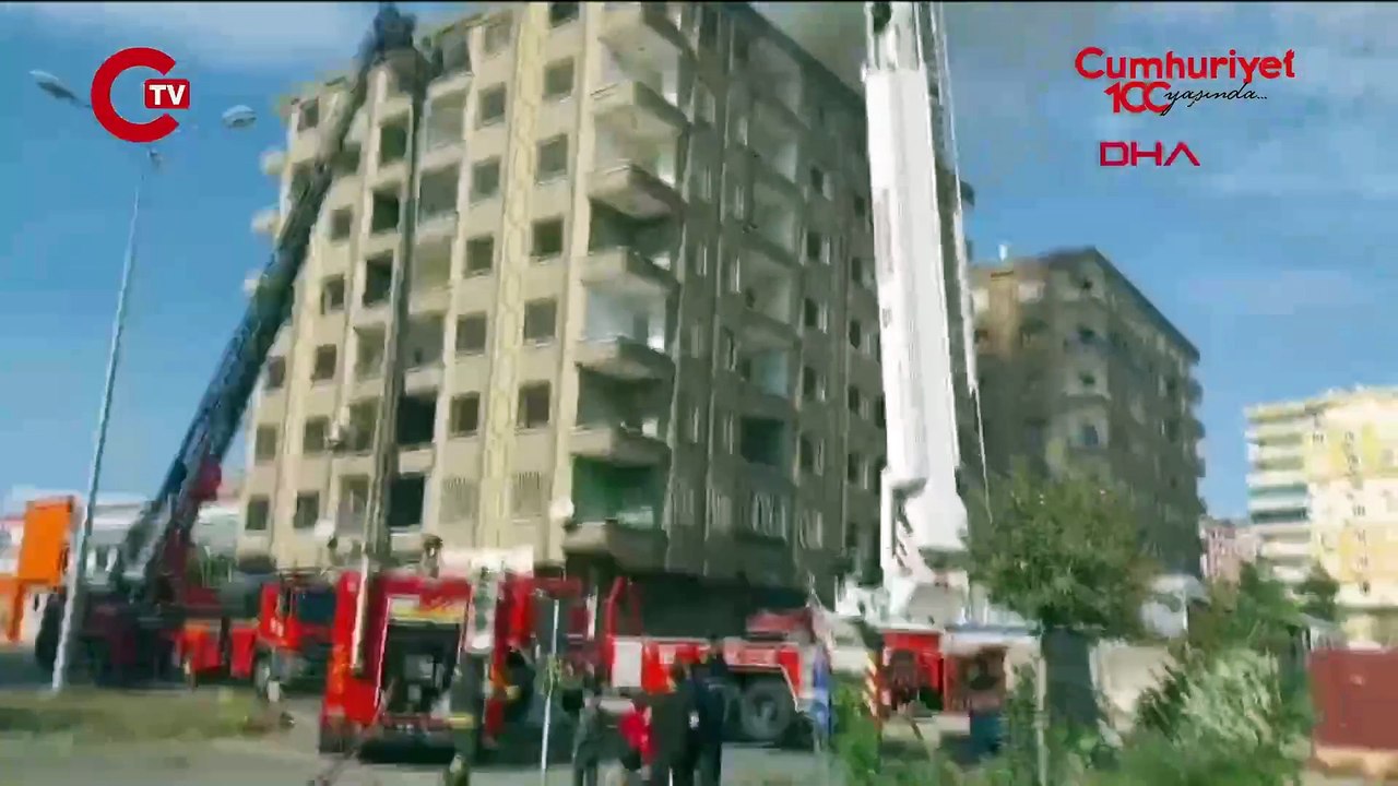 Ağır hasarlı binanın çatısında yangın
