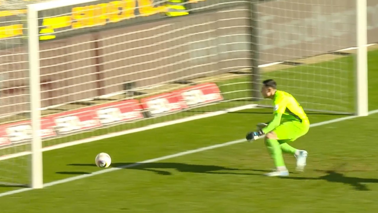 Kurioses Eigentor: Aachen-Keeper Bördner lässt ihn durchrutschen