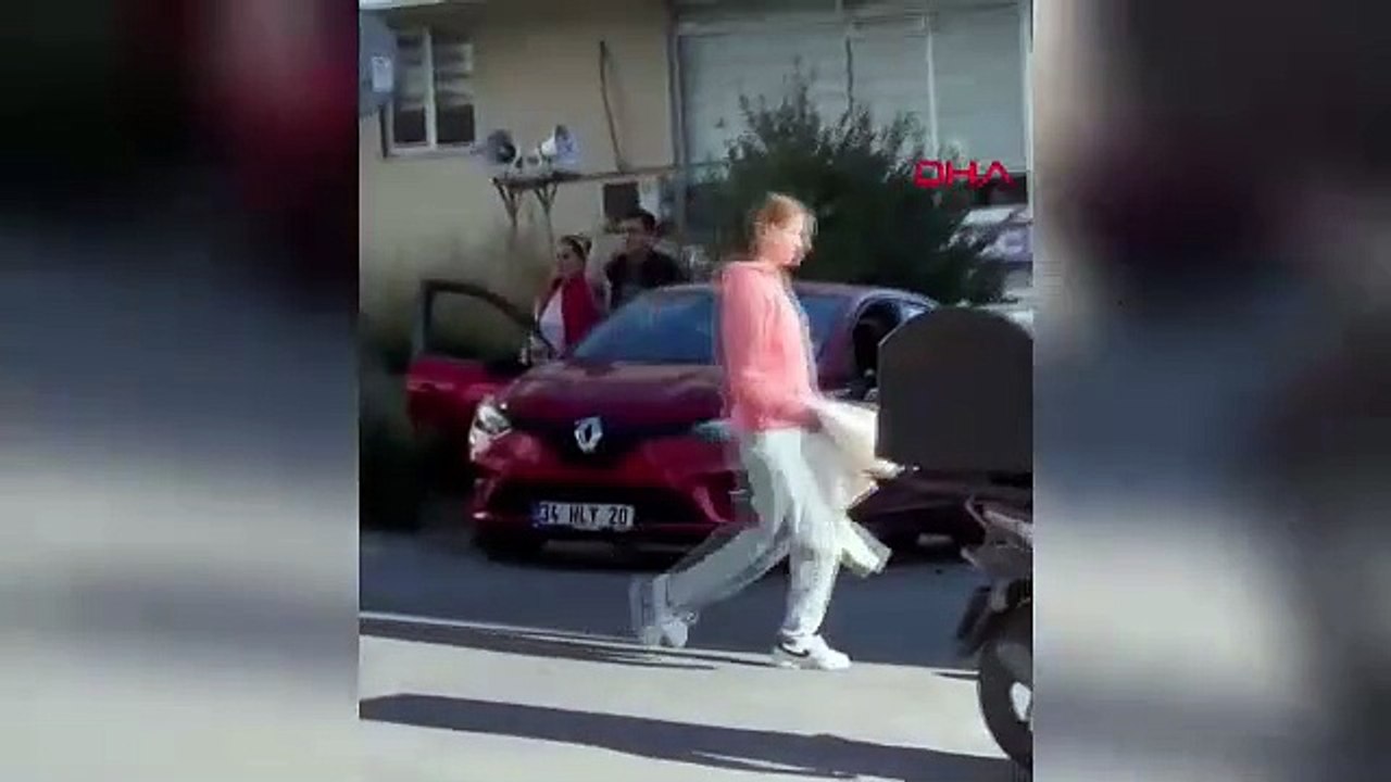 İstanbul- Arnavutköy'de elindeki satırla defalarca otomobile vurdu; o anlar kamerada